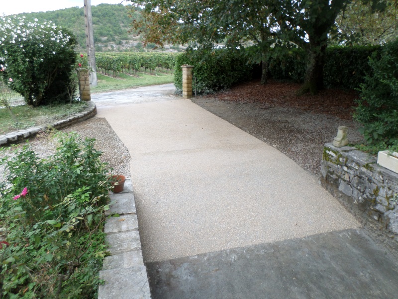 Création d'un passage pour véhicule en béton lavé à Luzech